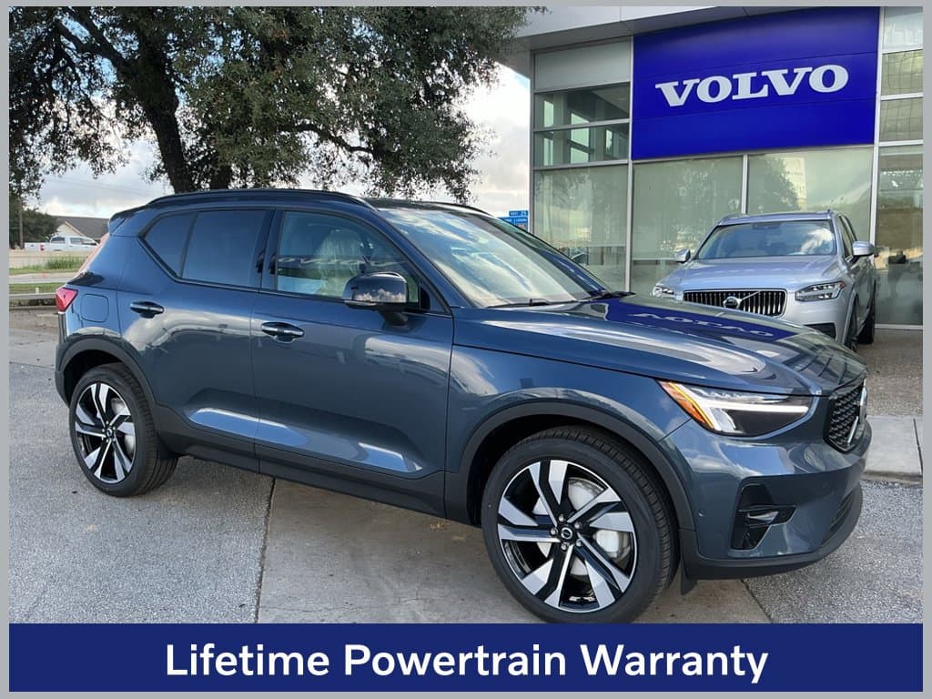2026 Volvo XC40 Base — photo 1 of 3