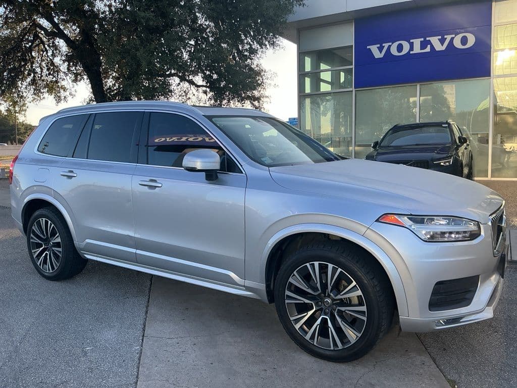 2020 Volvo XC90 Momentum — photo 1 of 3