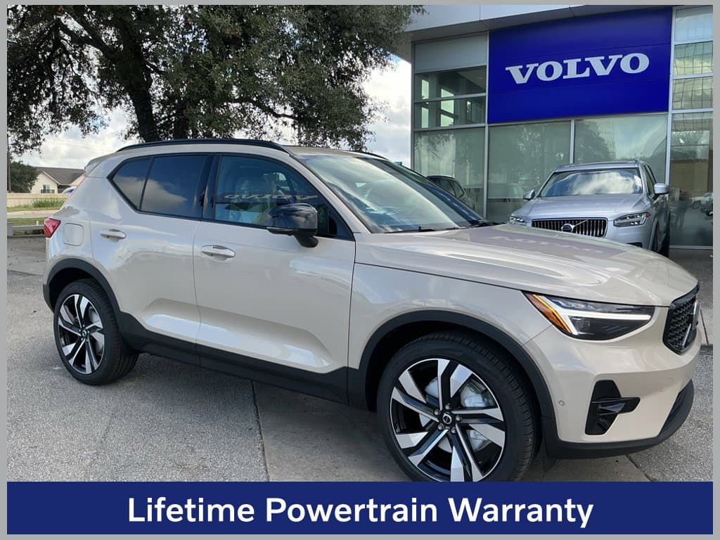 2026 Volvo XC40 Base — photo 1 of 3