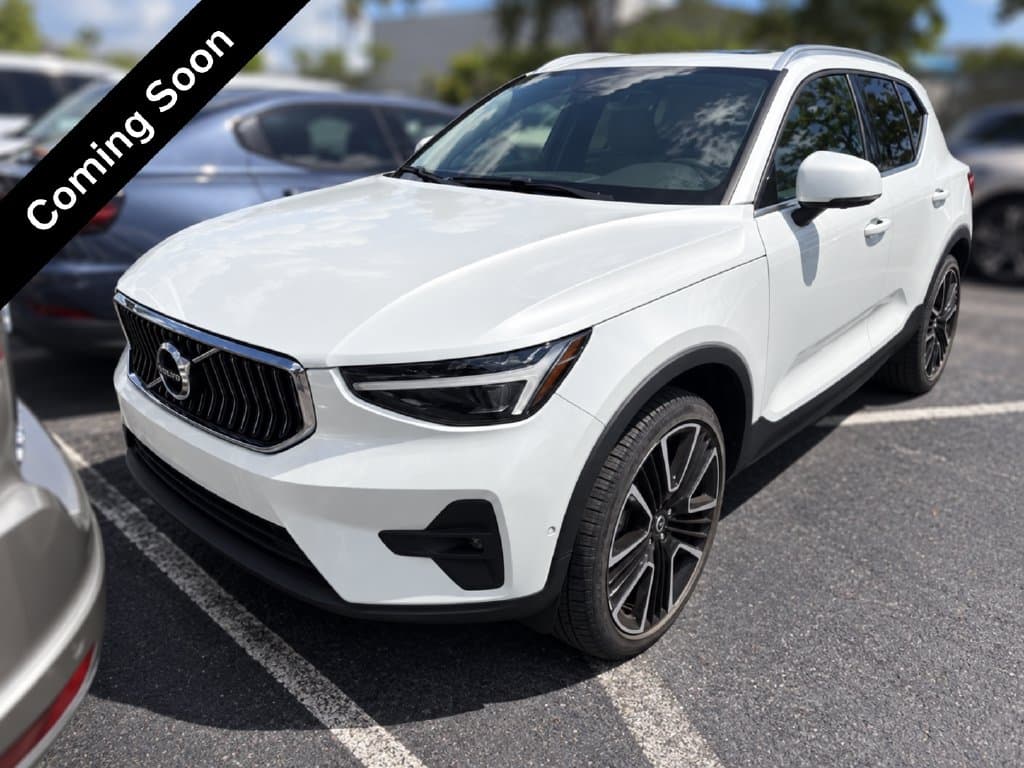 2024 Volvo XC40 Ultimate Bright Theme — photo 1 of 10