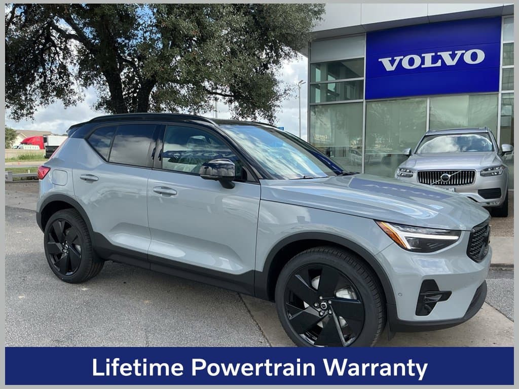 2026 Volvo XC40 Base — photo 1 of 3