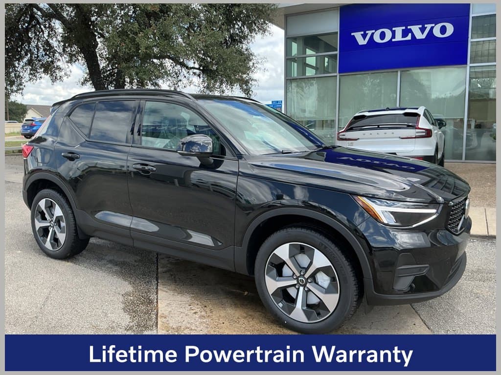 2026 Volvo XC40 Base — photo 1 of 3