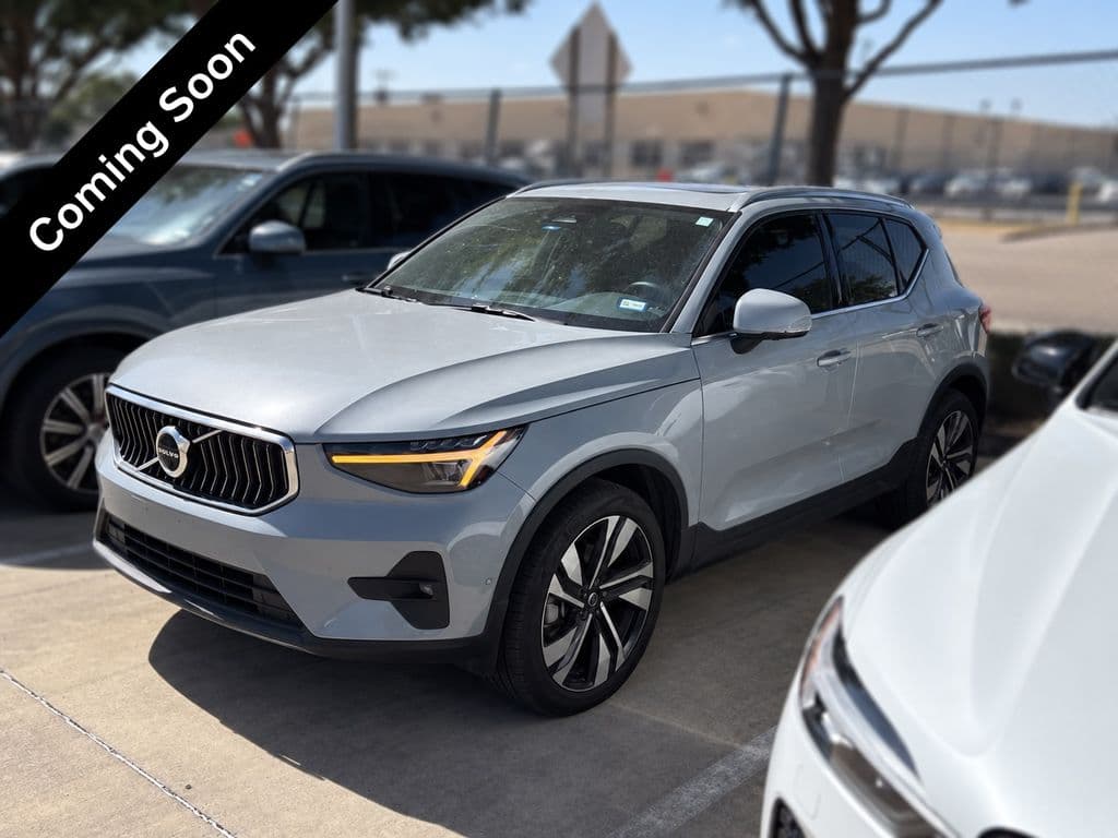 2024 Volvo XC40 Plus Bright Theme — photo 1 of 9