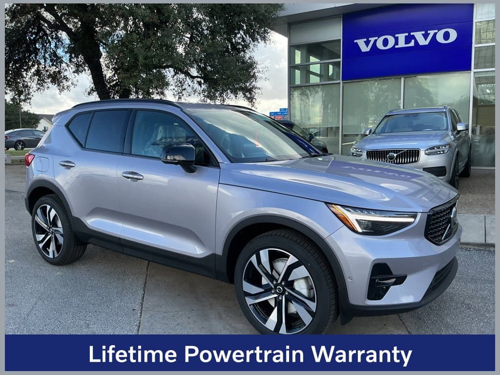 2026 Volvo XC40 Base — photo 1 of 3