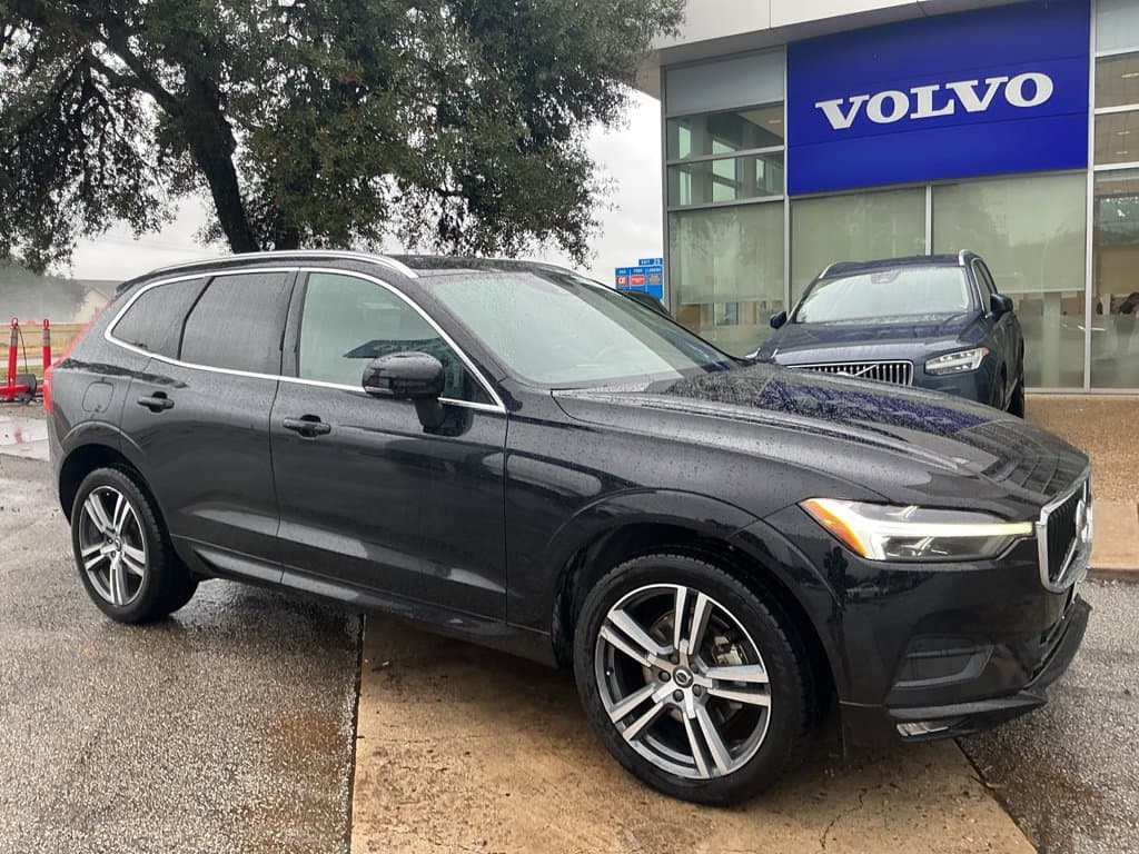2021 Volvo XC60 Momentum — photo 1 of 3