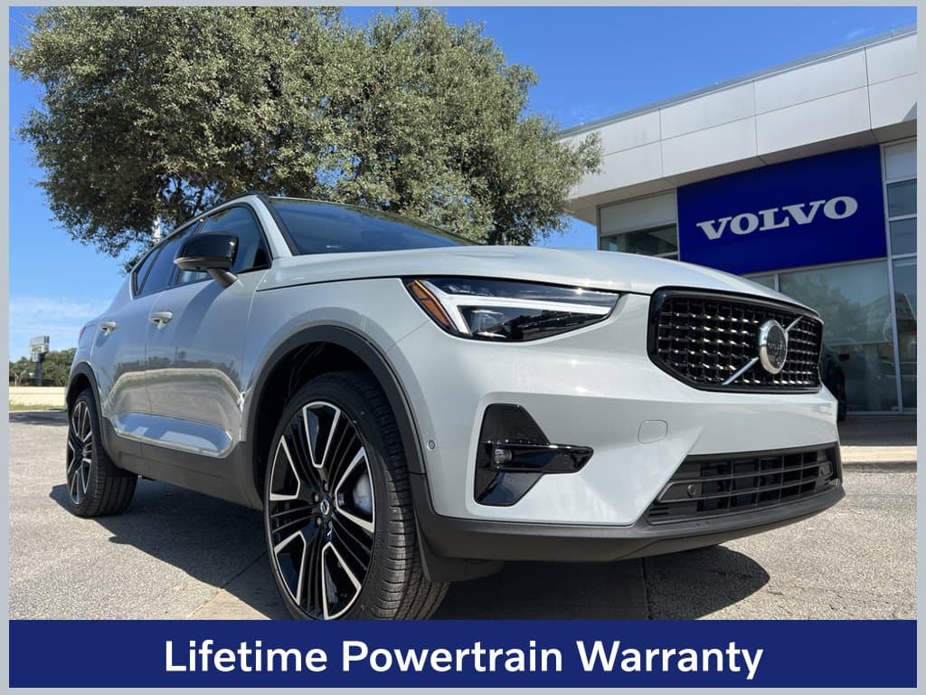 2026 Volvo XC40 Base — photo 1 of 25