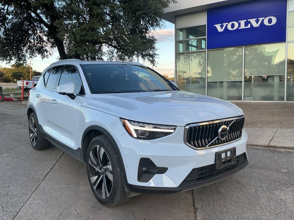 2024 Volvo XC40 Base — photo 1 of 3
