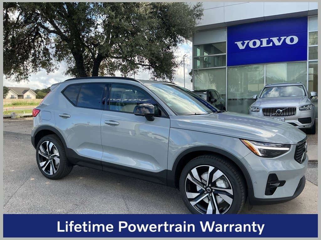 2026 Volvo XC40 Base — photo 1 of 3
