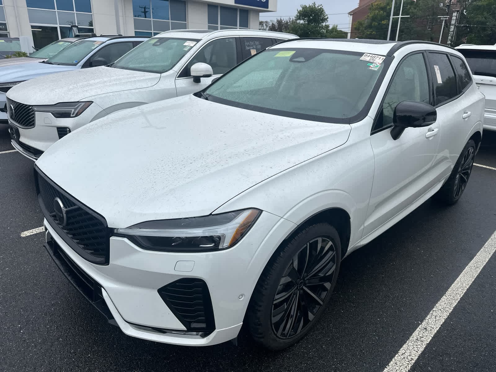 2023 Volvo XC40 Base — photo 1 of 2