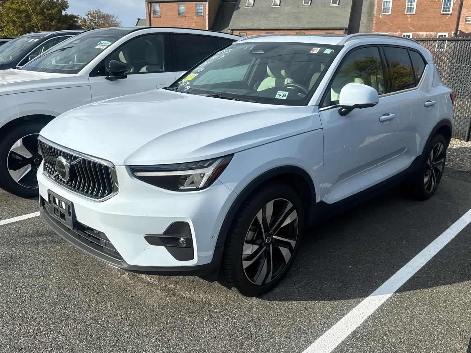 2024 Volvo XC40 Base — photo 1 of 2