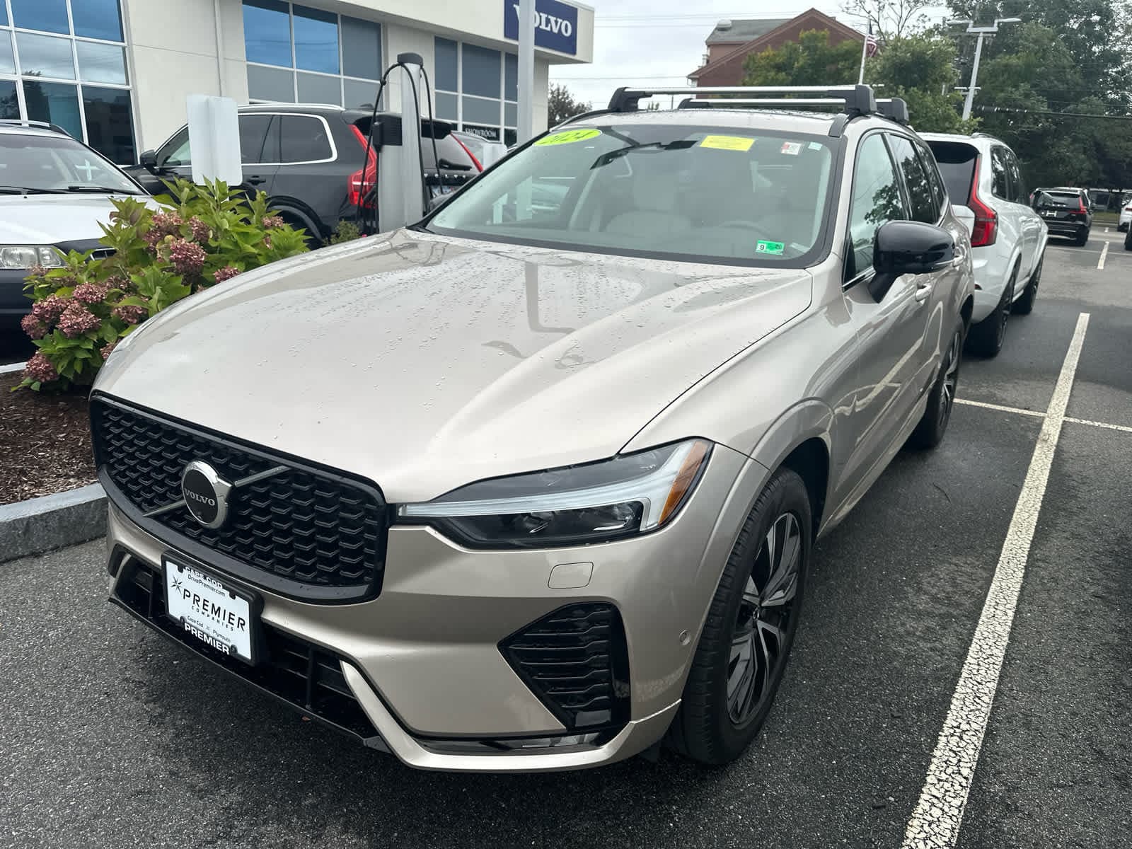 2024 Volvo XC60 Base — photo 1 of 2