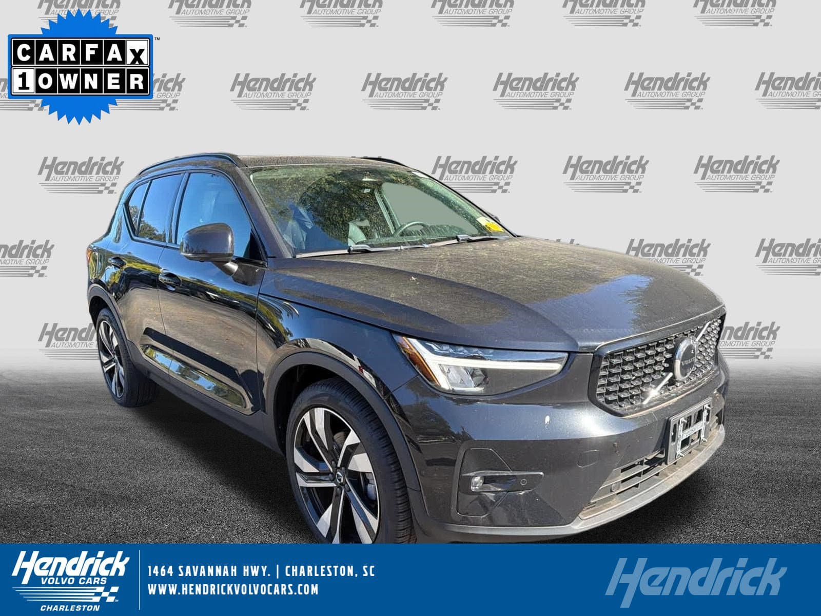 2023 Volvo XC40 Plus Dark Theme — photo 1 of 36