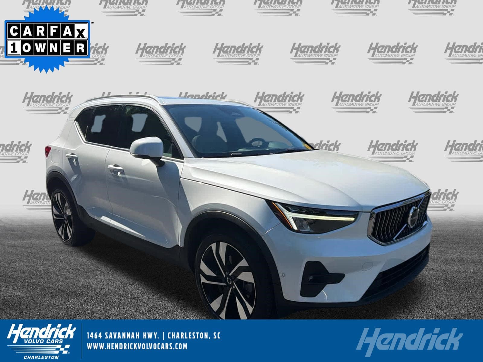 2023 Volvo XC40 Plus Bright Theme — photo 1 of 36