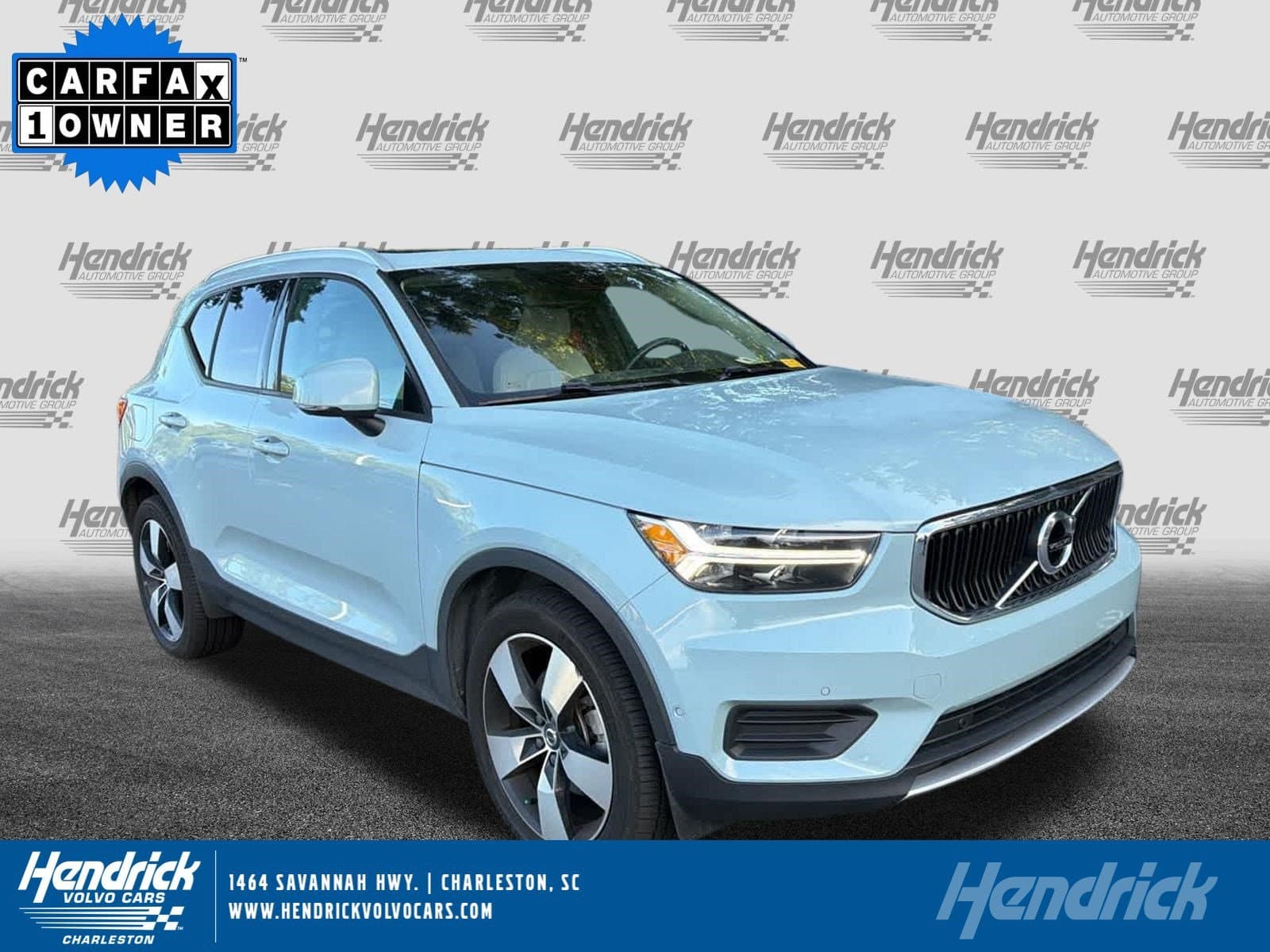 2019 Volvo XC40 Momentum — photo 1 of 36