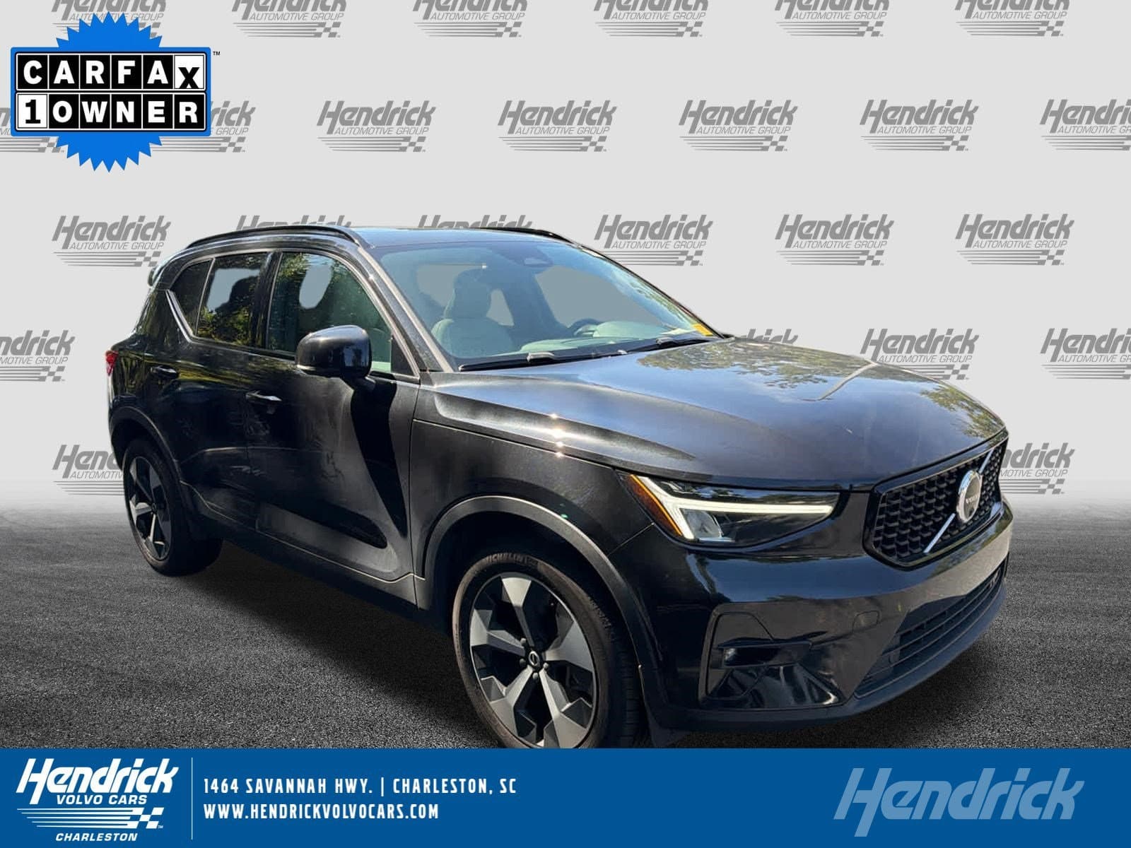2025 Volvo XC40 Plus Dark Theme — photo 1 of 36