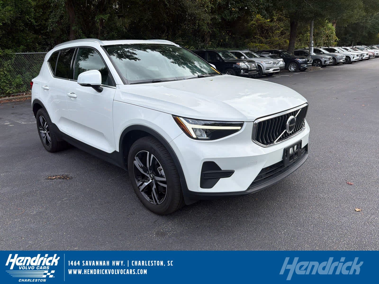 2025 Volvo XC40 Core Bright Theme — photo 1 of 36