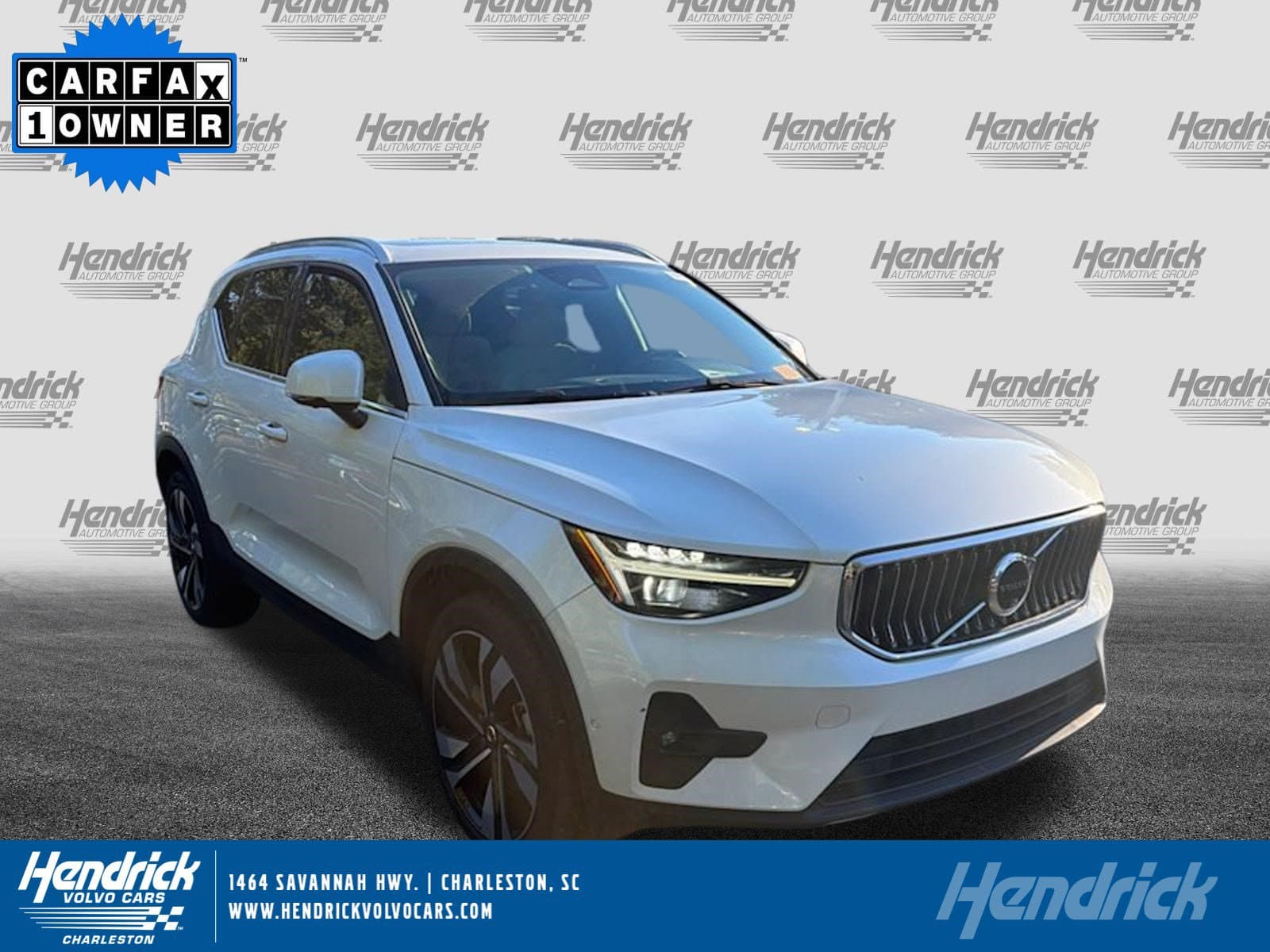 2024 Volvo XC40 Plus Bright Theme — photo 1 of 36