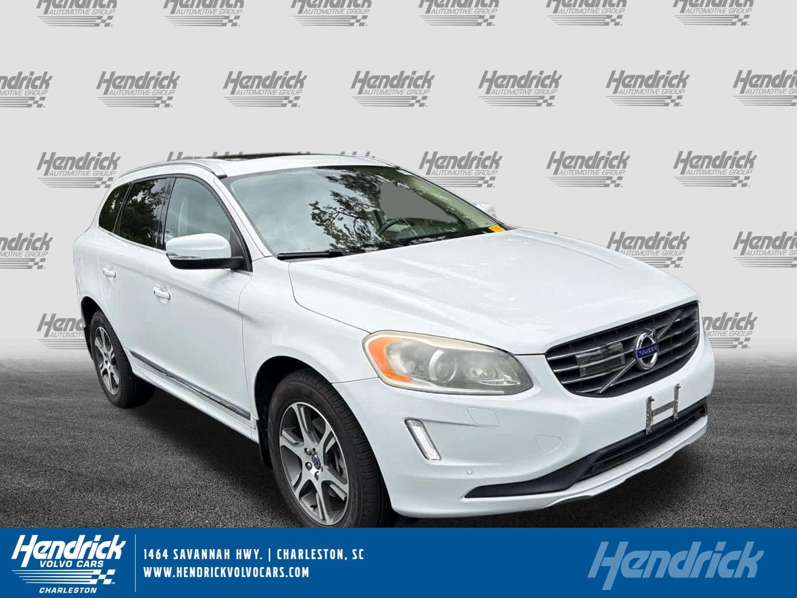 2015 Volvo XC60 T6 Drive-E Platinum — photo 1 of 35