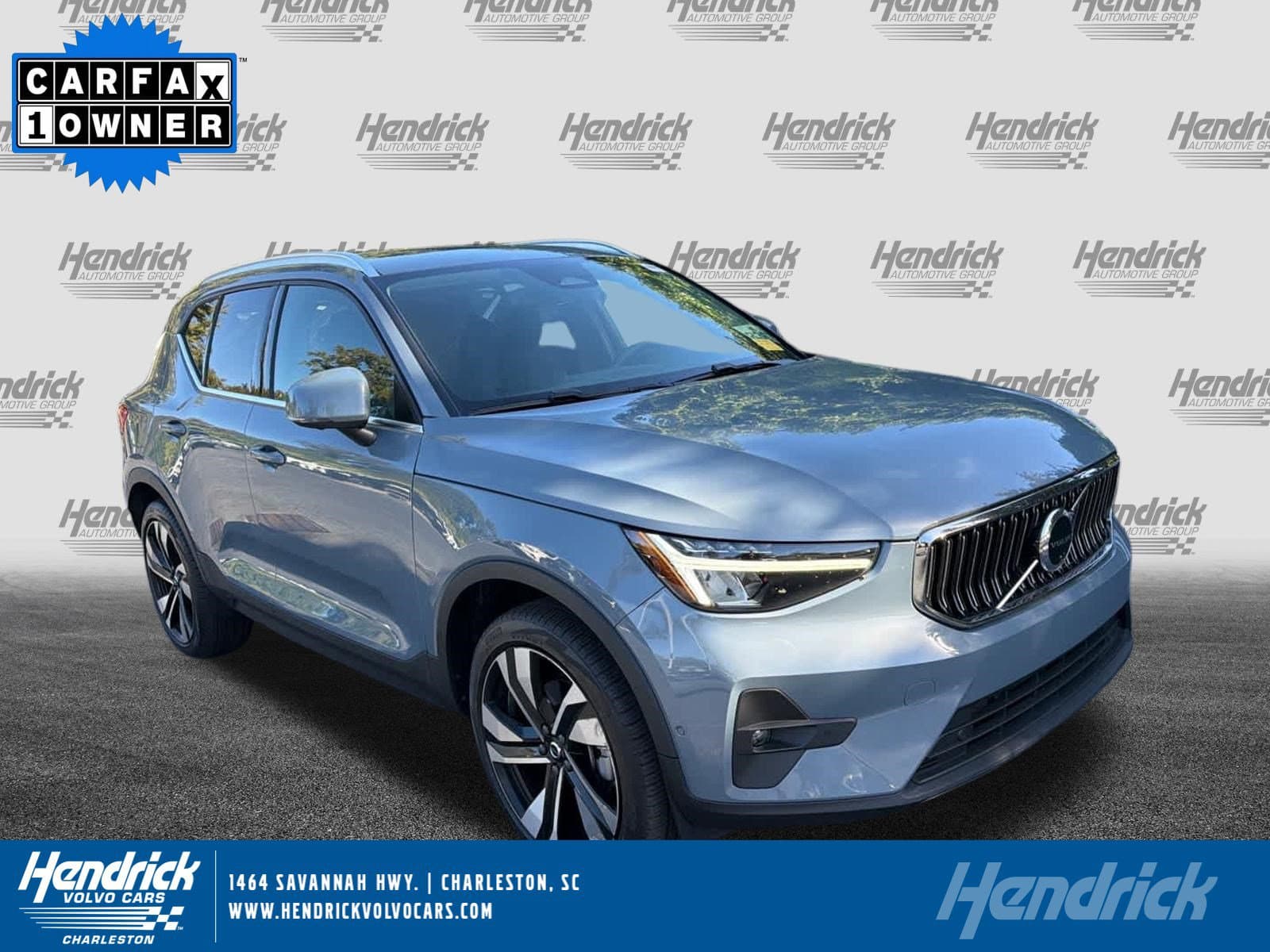 2023 Volvo XC40 Plus Bright Theme — photo 1 of 35
