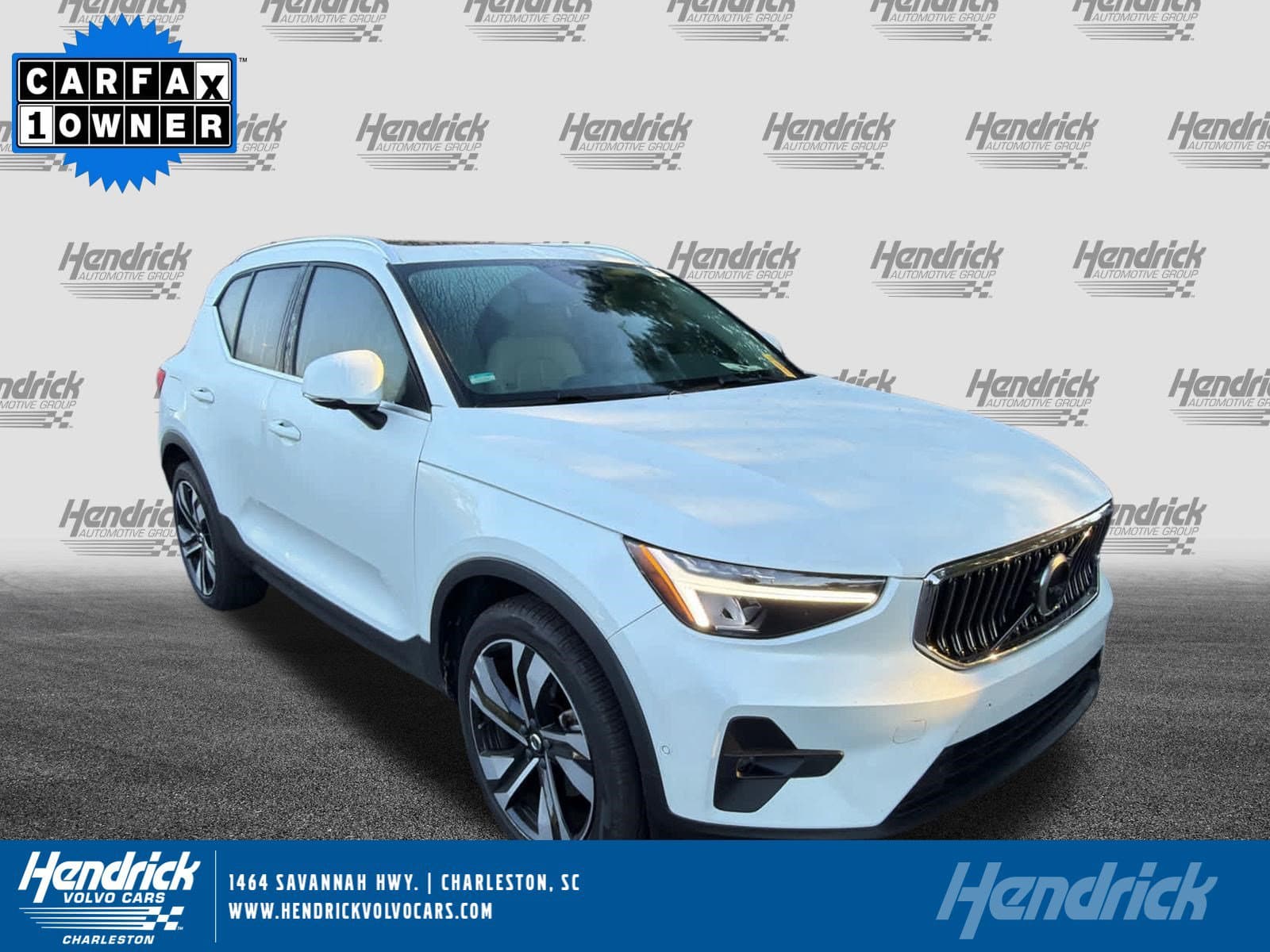 2024 Volvo XC40 Plus Bright Theme — photo 1 of 36