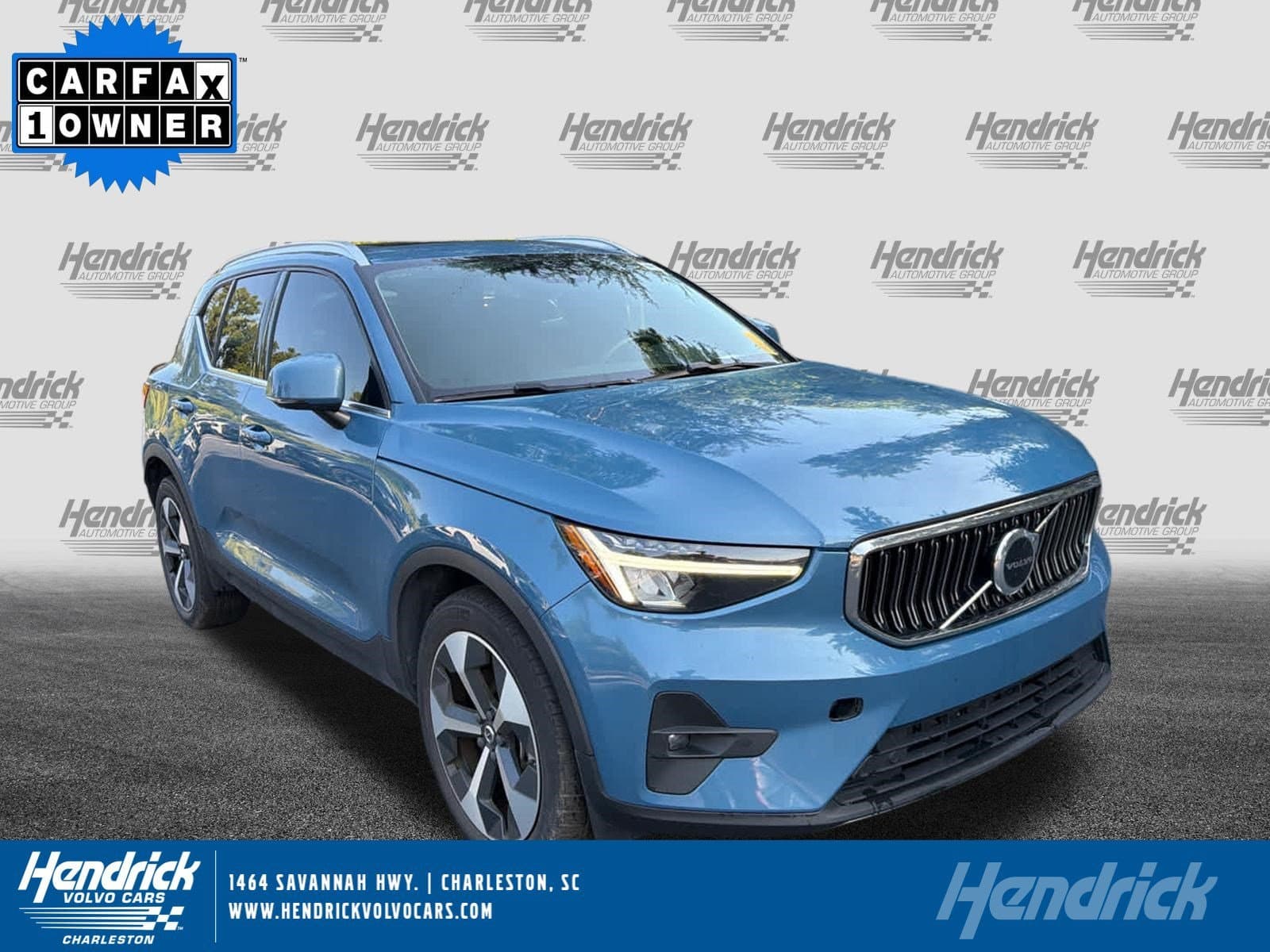 2023 Volvo XC40 Plus Bright Theme — photo 1 of 36