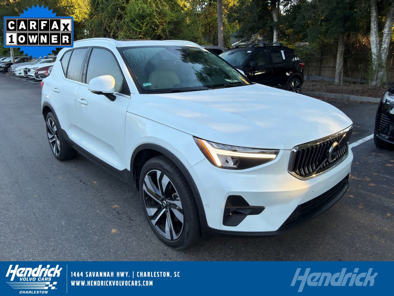 2024 Volvo XC40 Plus Bright Theme — photo 1 of 36