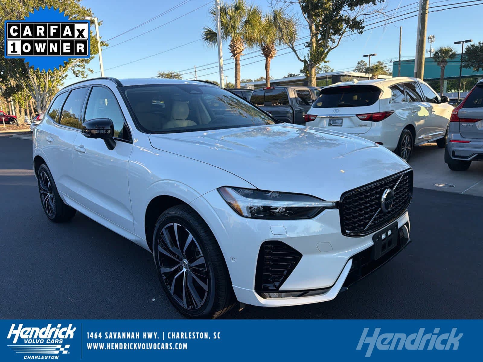2024 Volvo XC60 Plus Dark Theme — photo 1 of 36