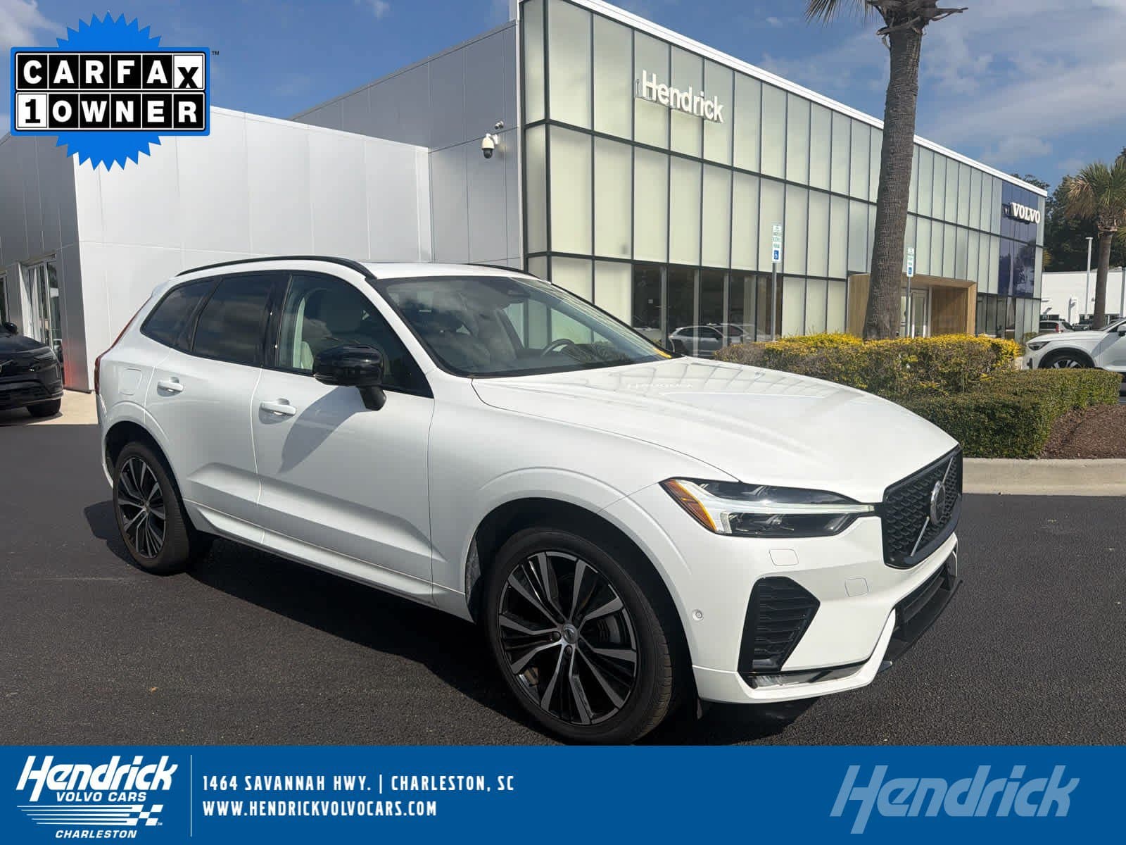 2024 Volvo XC60 Plus Dark Theme — photo 1 of 36