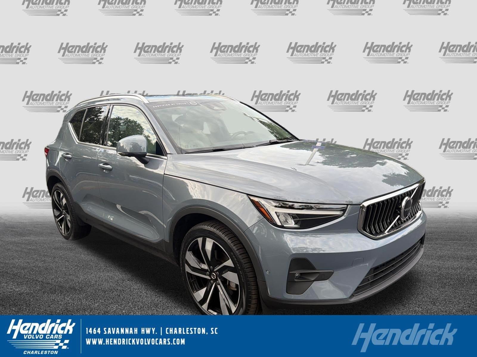 2023 Volvo XC40 Plus Bright Theme — photo 1 of 38