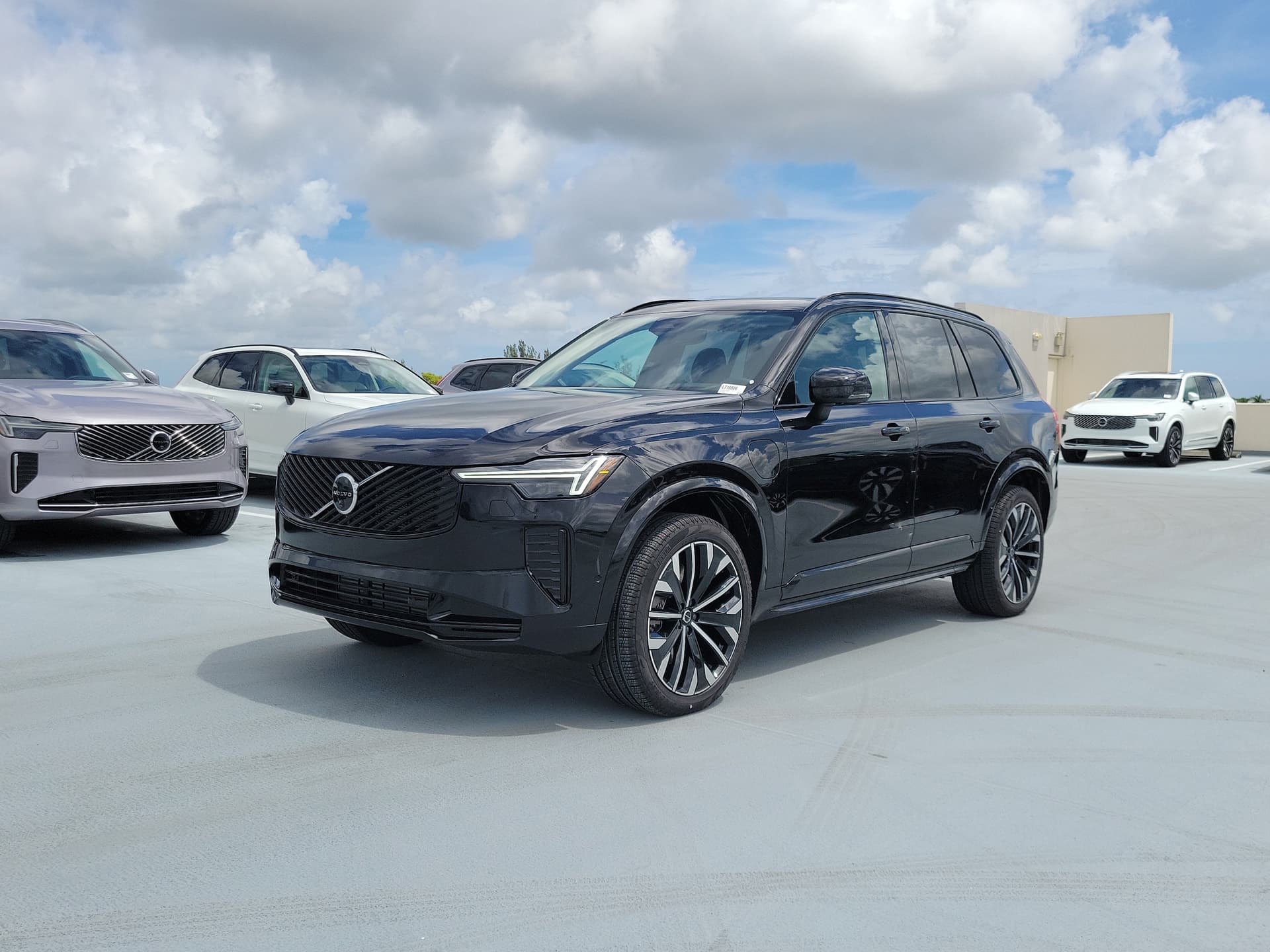 2026 Volvo XC90 Plug-In Hybrid Ultra Dark Theme — photo 1 of 17