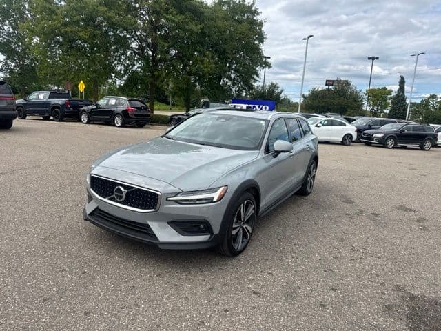 2025 Volvo V60 Cross Country Base — photo 1 of 16