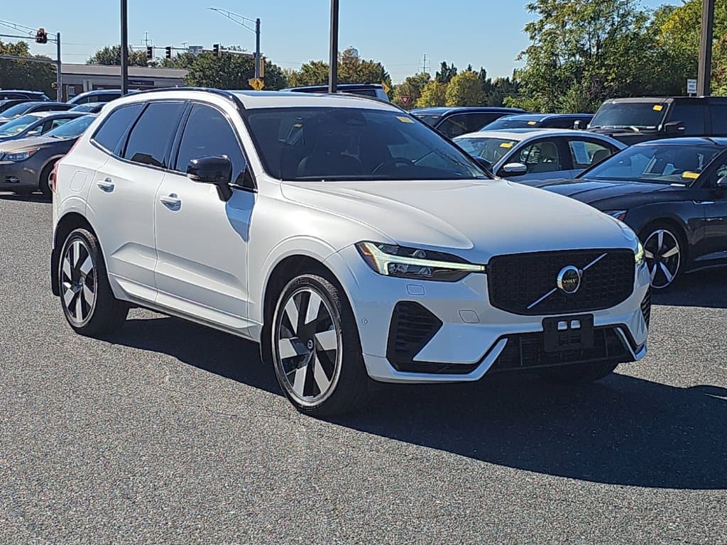 2024 Volvo XC60 Recharge Plug-In Hybrid Base — photo 1 of 19