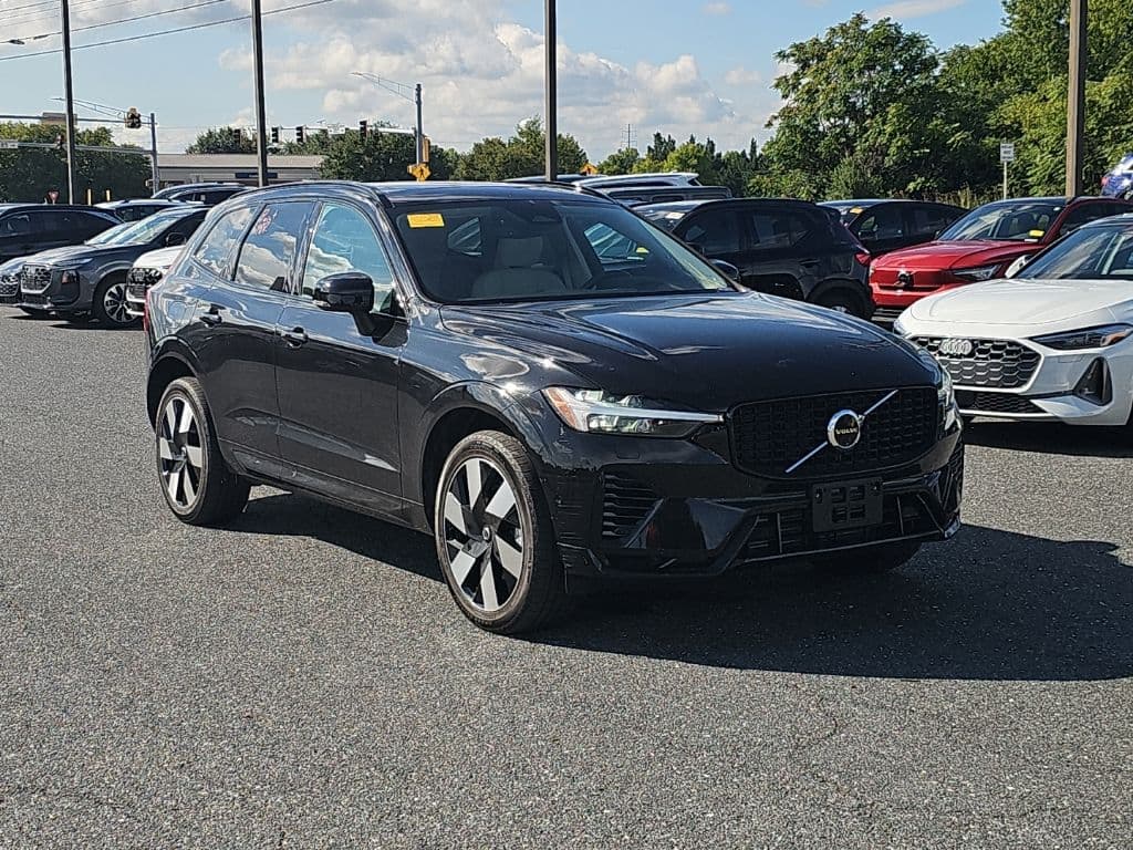 2024 Volvo XC60 Recharge Plug-In Hybrid Plus Dark Theme — photo 1 of 19