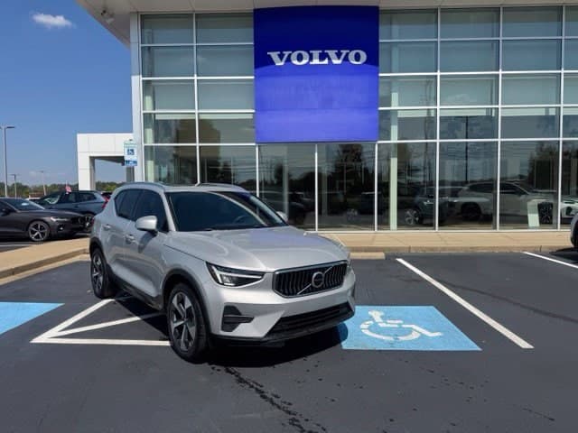 2024 Volvo XC40 Base — photo 1 of 13