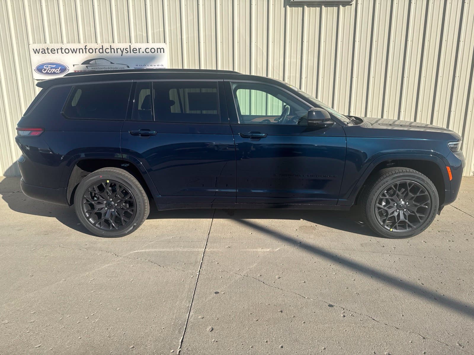 2027 Jeep Grand Cherokee L Summit — photo 1 of 54