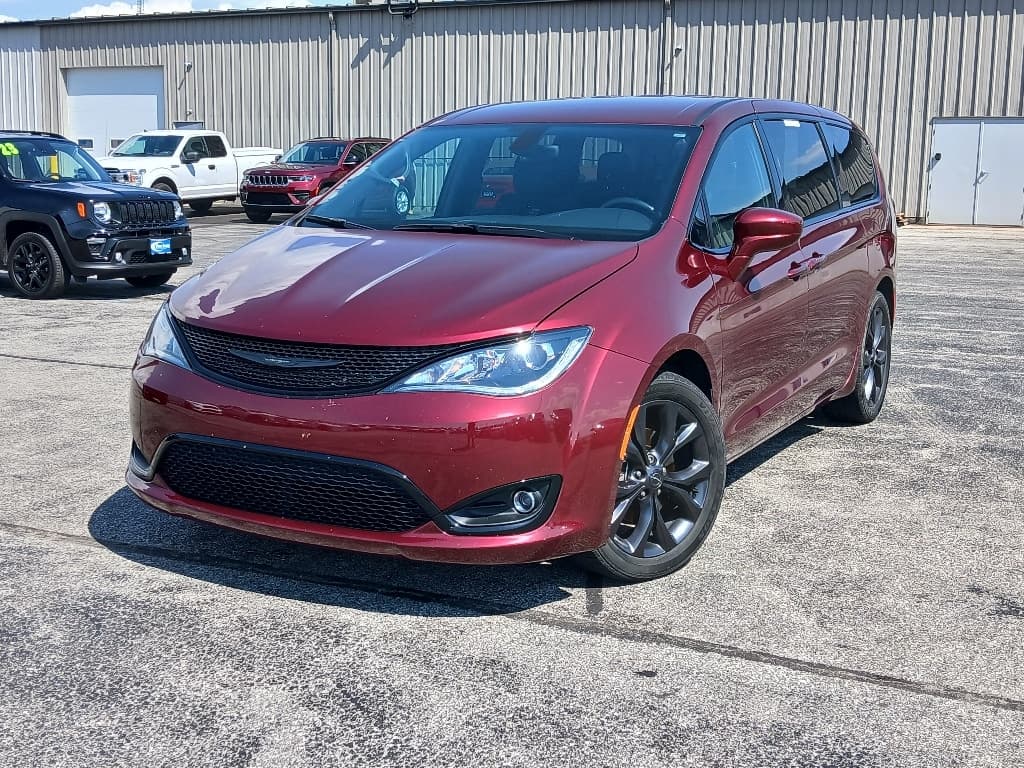 2019 Chrysler Pacifica Touring Plus — photo 1 of 6