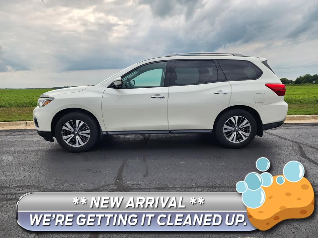 2017 Nissan Pathfinder SL — photo 1 of 4