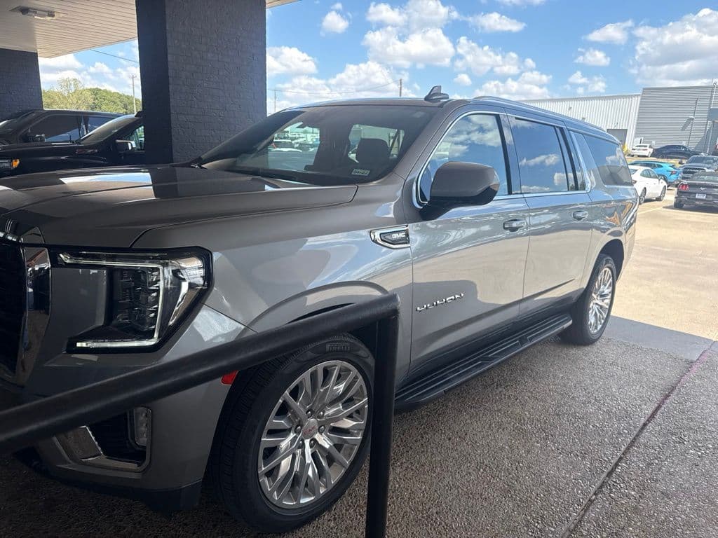 2023 GMC Yukon XL SLE — photo 1 of 4