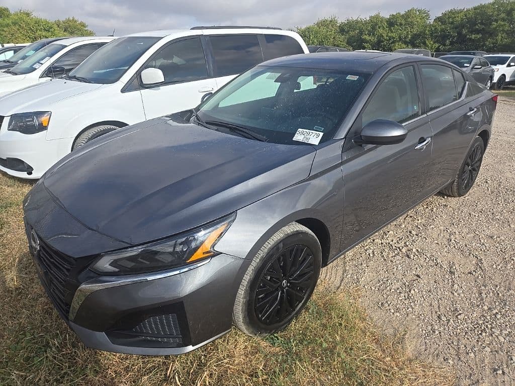2025 Nissan Altima SV — photo 1 of 4