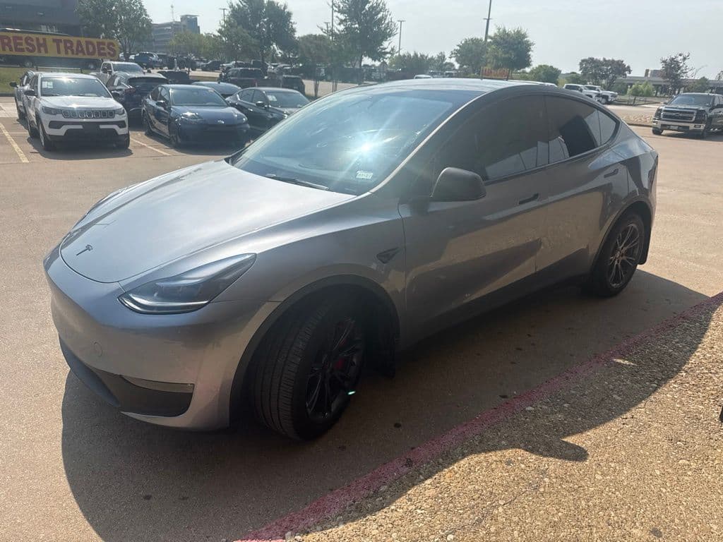 2024 Tesla Model Y Long Range — photo 1 of 12