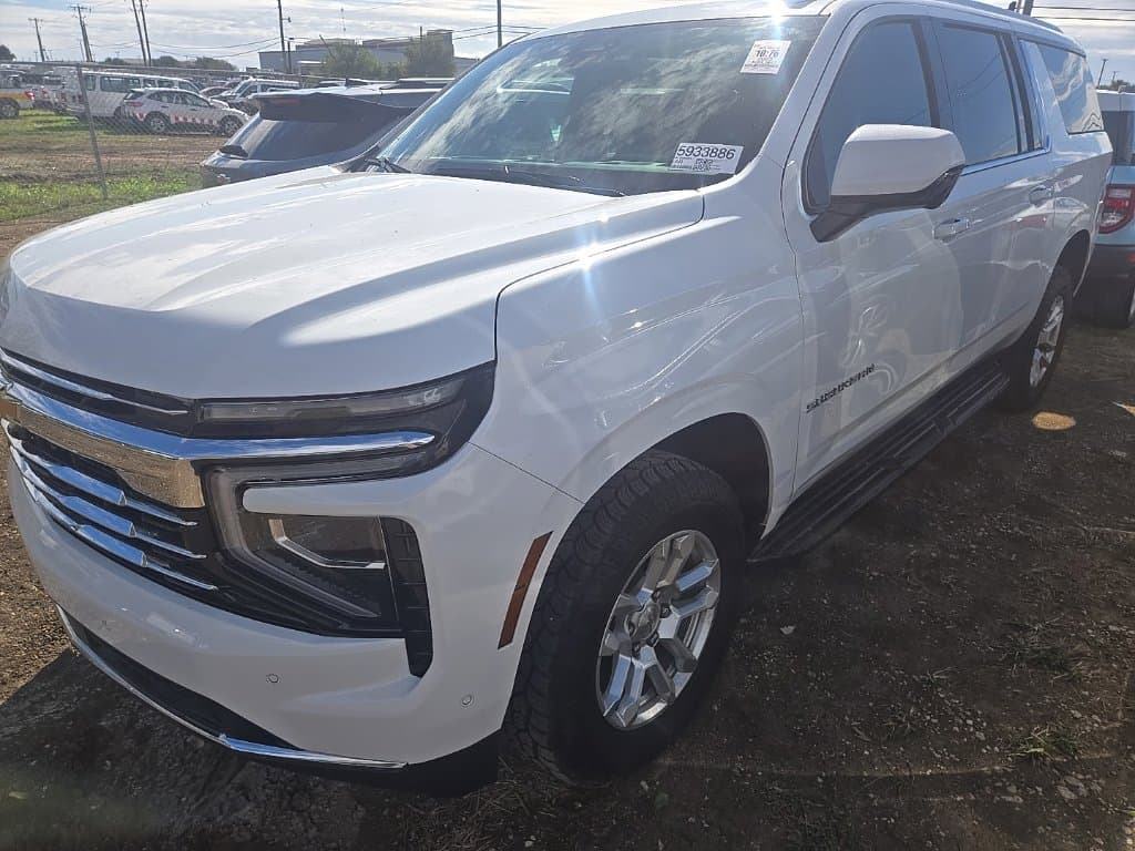 2025 Chevrolet Suburban LT — photo 1 of 8