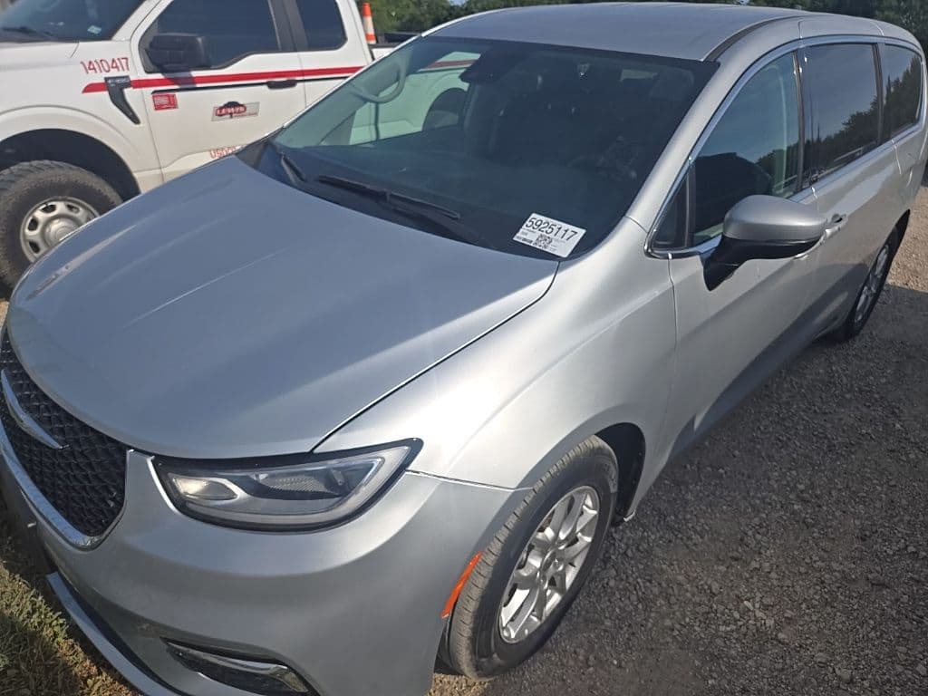 2023 Chrysler Pacifica Touring L — photo 1 of 6
