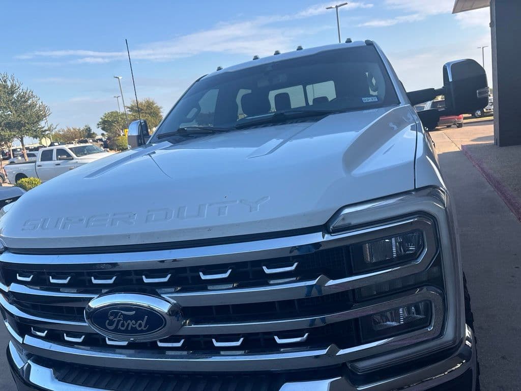 2023 Ford Super Duty F-250 SRW LARIAT — photo 1 of 9