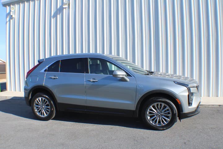 2025 Cadillac XT4 FWD Premium Luxury — photo 1 of 16