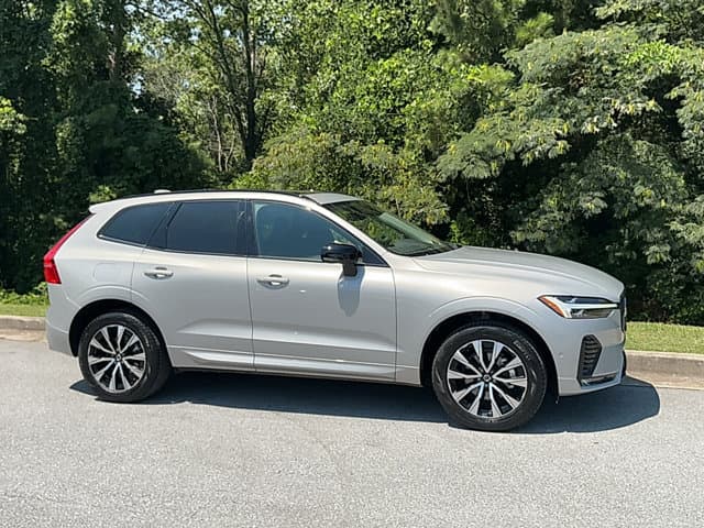 2025 Volvo XC60 Base — photo 1 of 17