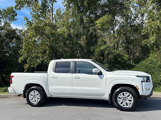 2024 Nissan Frontier SV — photo 1 of 16