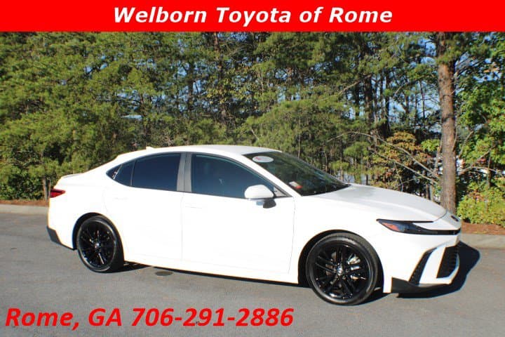 2025 Toyota Camry SE — photo 1 of 15