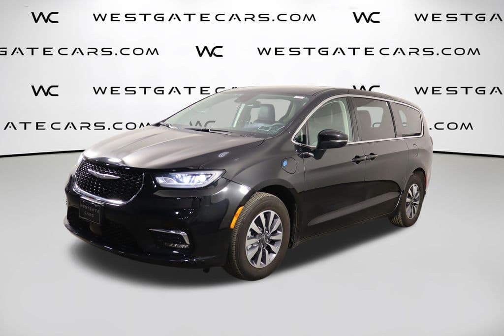 2023 Chrysler Pacifica Hybrid Touring L — photo 1 of 47