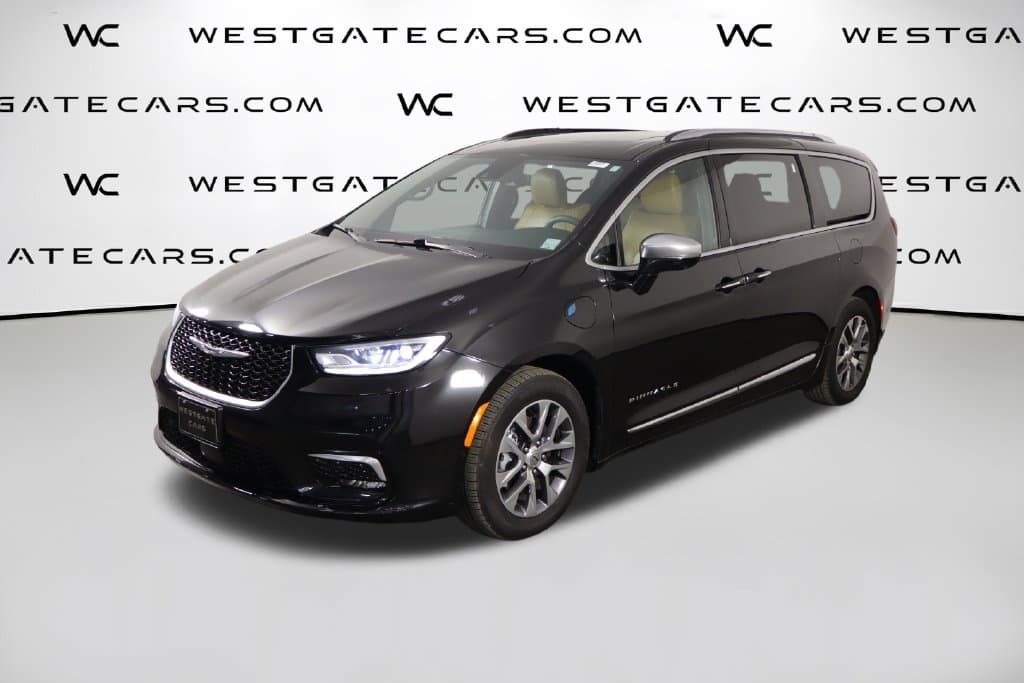 2023 Chrysler Pacifica Hybrid Pinnacle — photo 1 of 62