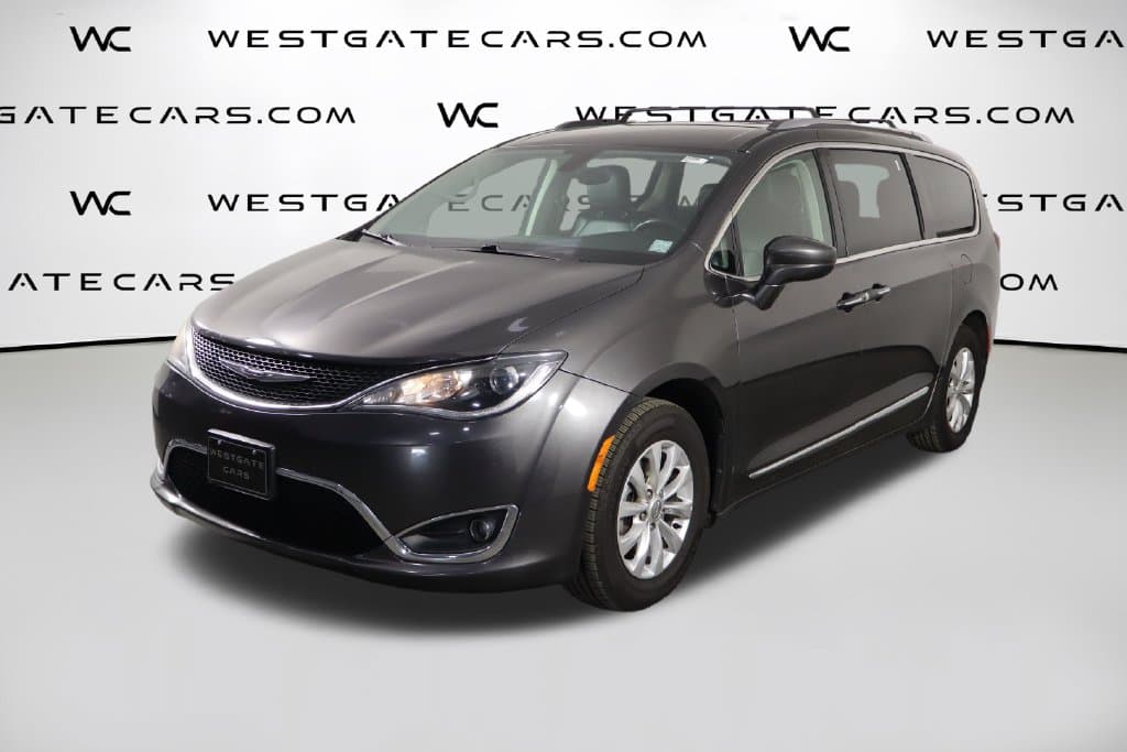 2019 Chrysler Pacifica Touring L — photo 1 of 45